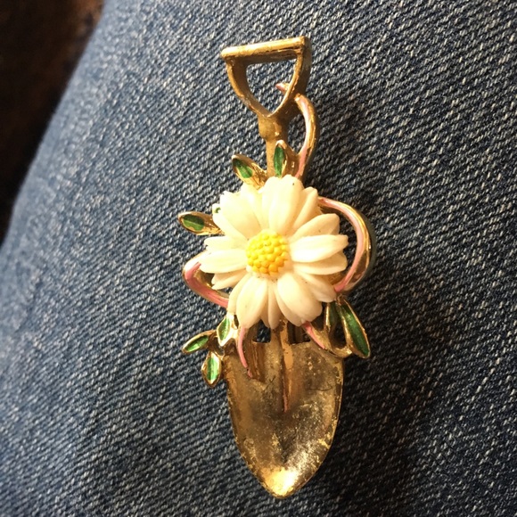 Vtg gardener’s brooch daisy & shovel - Picture 5 of 5